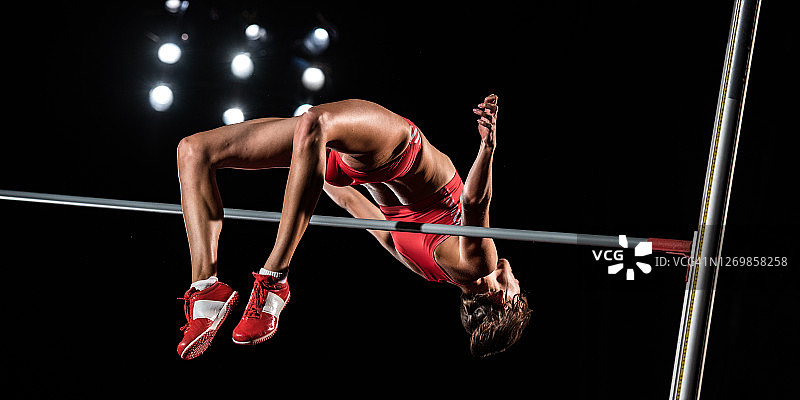 半空中跳高运动员图片素材