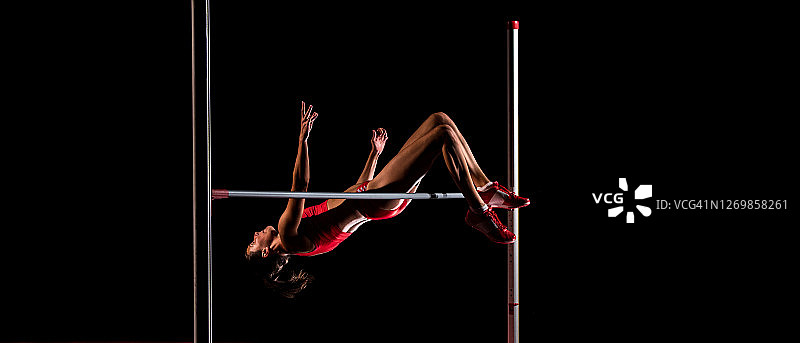 跳高运动员跃过横杆图片素材