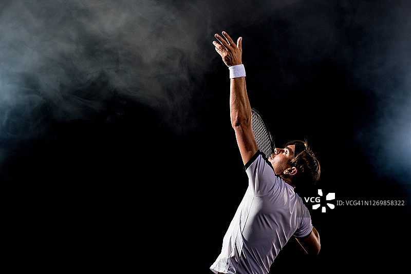 网球运动员发球图片素材