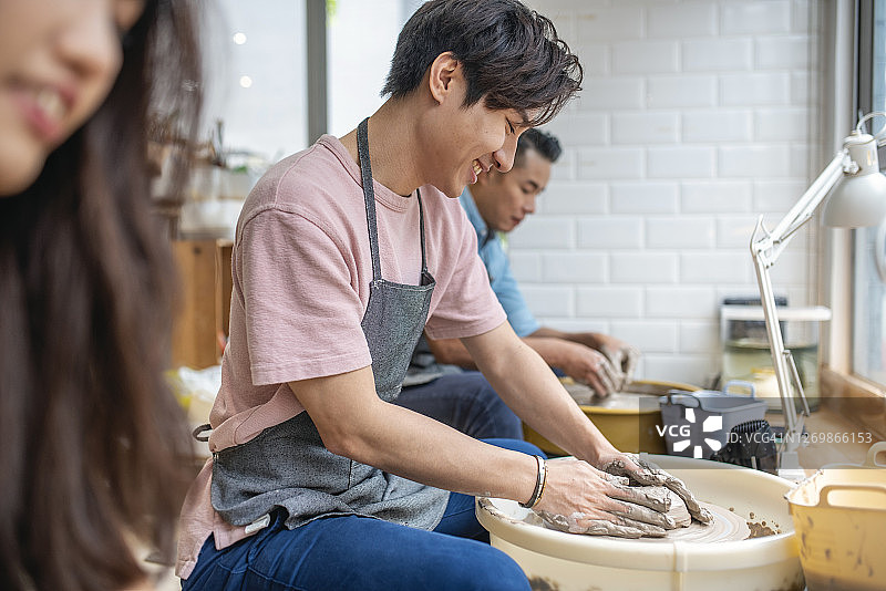 在陶轮上用粘土工作的香港工匠图片素材
