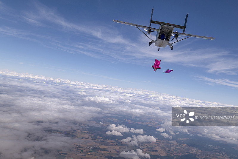 翼装飞行员从飞机尾部跳伞图片素材