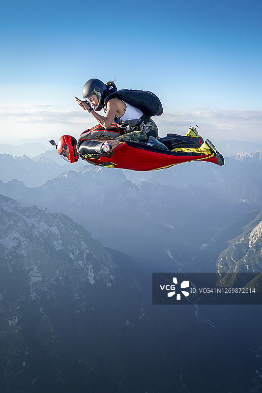 翼装飞行员在山地景观上空双人飞行图片素材