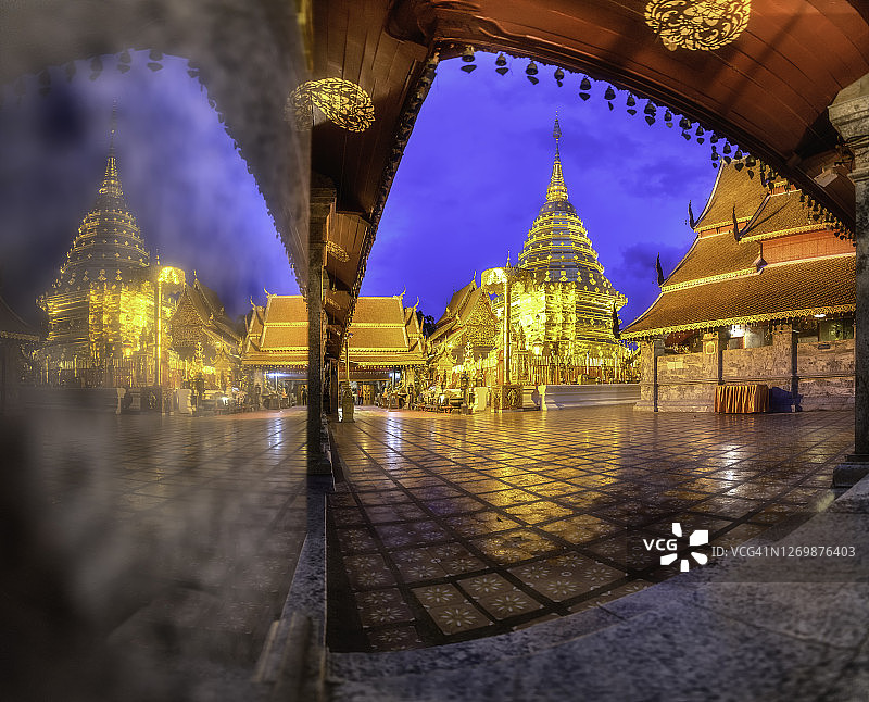 泰国清迈素贴寺的金色宝塔是旅游景点图片素材