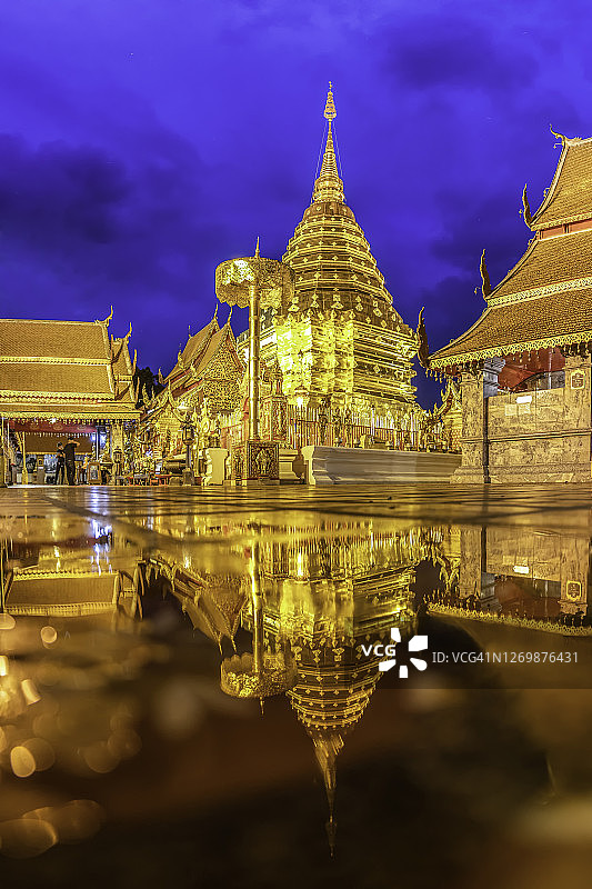 泰国清迈素贴寺金色宝塔的倒影图片素材