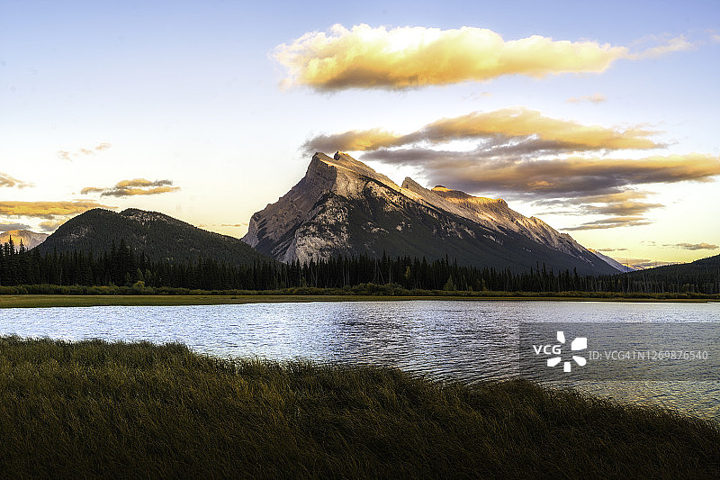 加拿大班夫国家公园伦德尔山和朱砂湖的秋景图片素材