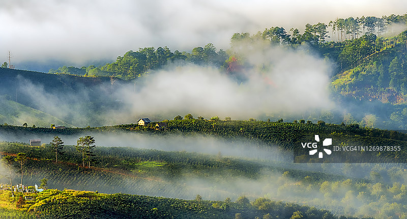 山丘上的美丽小屋图片素材