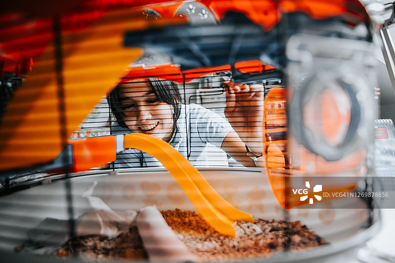 青少年喂食宠物仓鼠图片素材