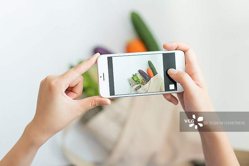 袋子里的茄子、黄瓜和其他新鲜果蔬图片素材