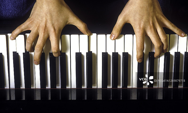 钢琴手册上的手图片素材