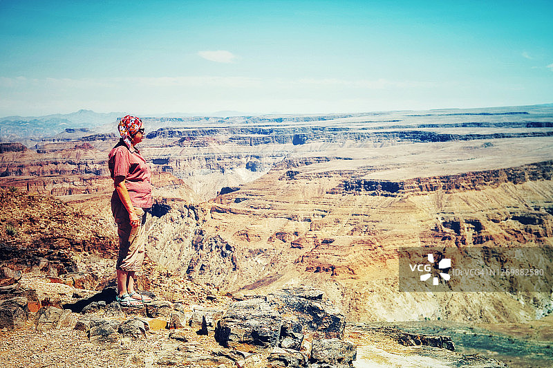 游客站在纳米比亚鱼河峡谷的边缘图片素材