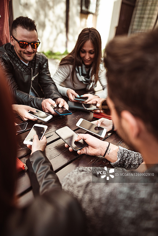 沉迷社交媒体图片素材