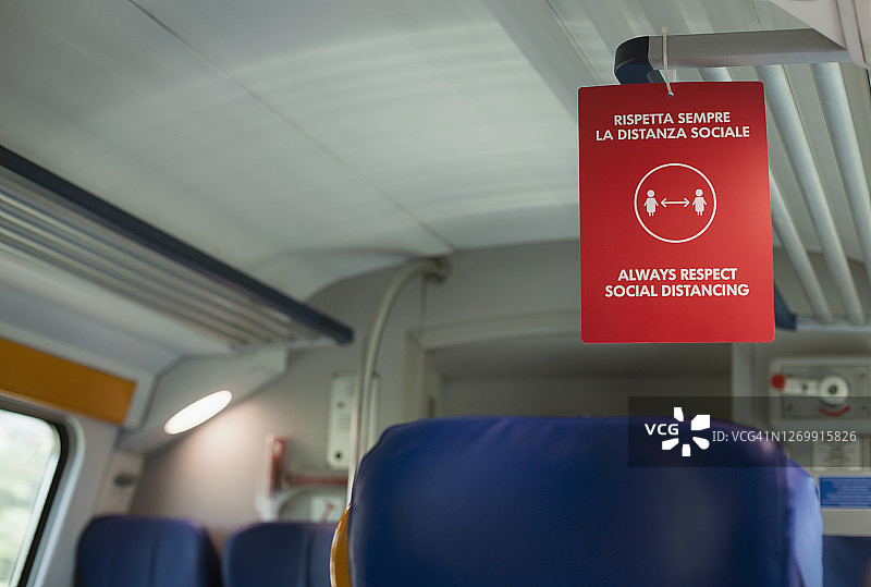 新冠疫情期间公共交通工具上的社交距离图片素材