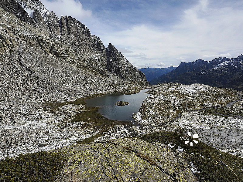 从高角度看艾罗洛市附近贝德雷托山谷的皮涅湖高山冰斗湖图片素材