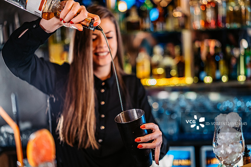 女酒保调制鸡尾酒图片素材