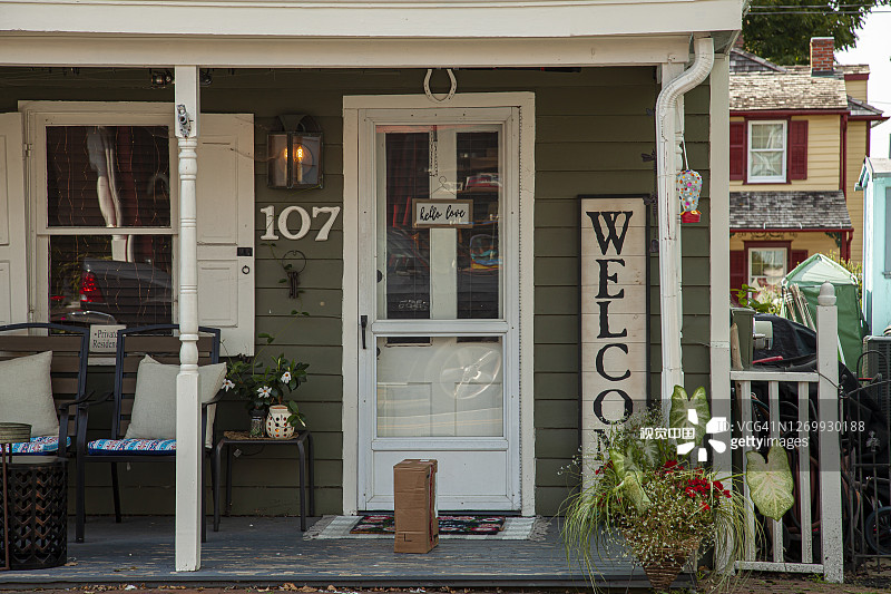 19世纪传统房屋的门廊图片素材