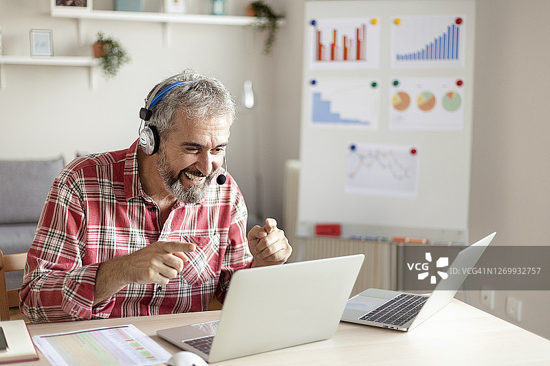 进行视频通话的商务男士图片素材