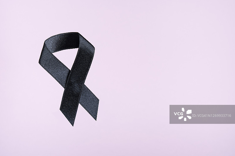 粉色背景上的黑色丝带图片素材