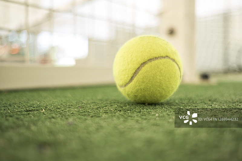 球场上的板网球，背景是栅栏。板式网球比赛图片素材