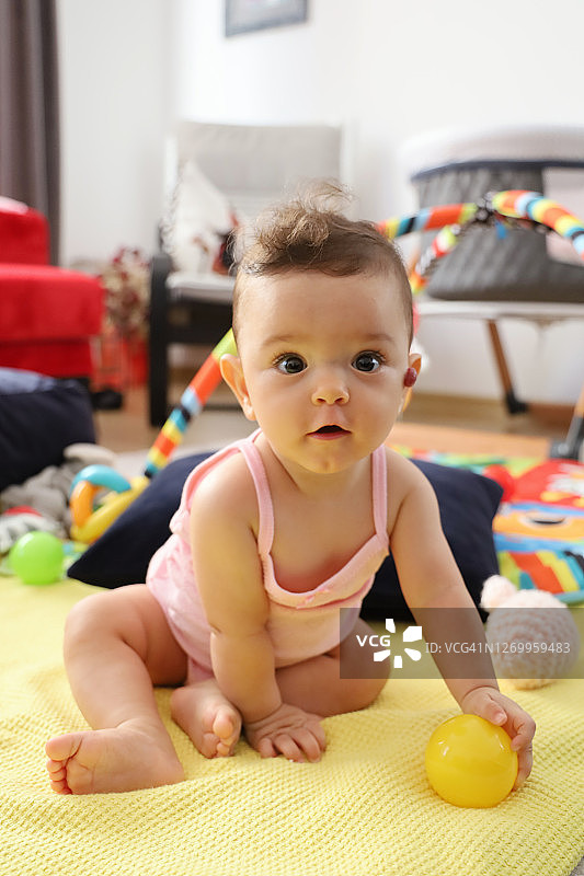女婴玩玩具图片素材