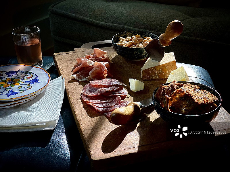 奶酪和肉类开胃拼盘静物图片素材