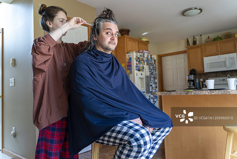 自己动手理发：女儿为50岁长发父亲理发图片素材