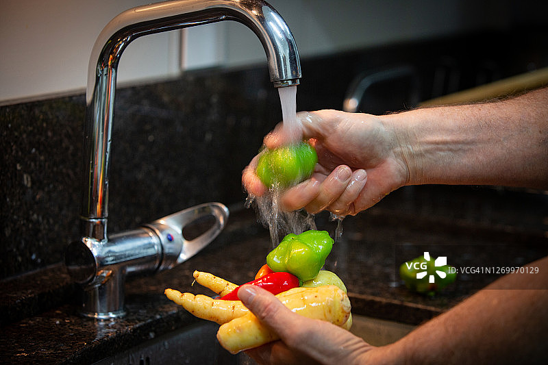 清洗蔬菜图片素材