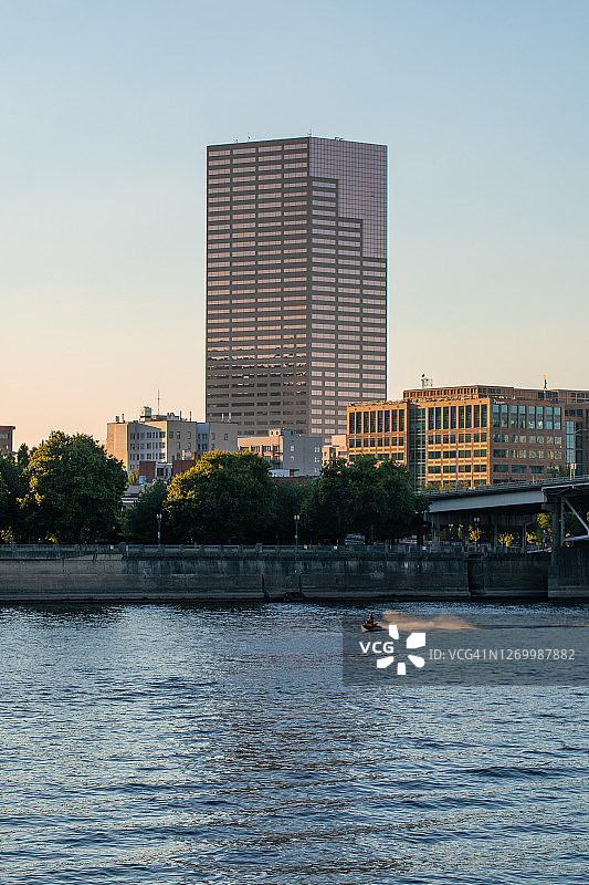 日落时分波特兰市中心天际线与前景中的水上摩托艇图片素材