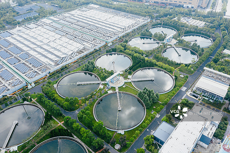 带有水处理厂的太阳能发电站图片素材