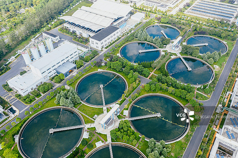 带有水处理厂的太阳能发电站图片素材