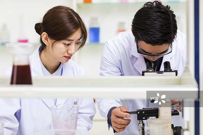 科学家在实验室做研究图片素材