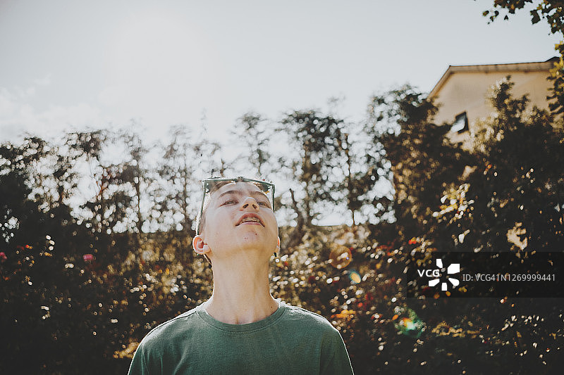 佩戴圣诞眼镜的青少年肖像图片素材