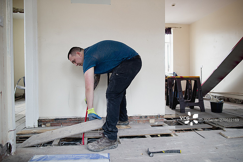 装修期间撬起地板图片素材