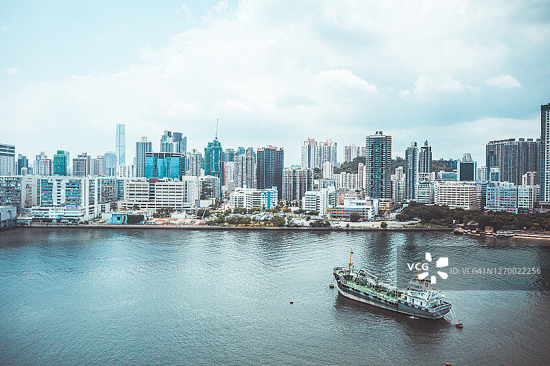 停靠在海堤旁的驳船，香港启德图片素材