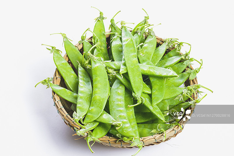 白色背景下的篮装青豆高角度视图图片素材