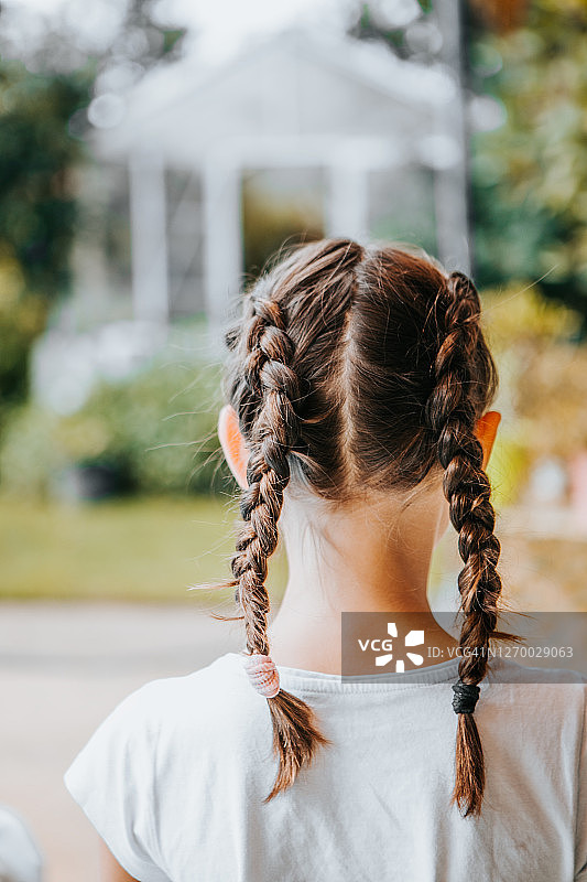 户外法式辫子女孩的背影图片素材