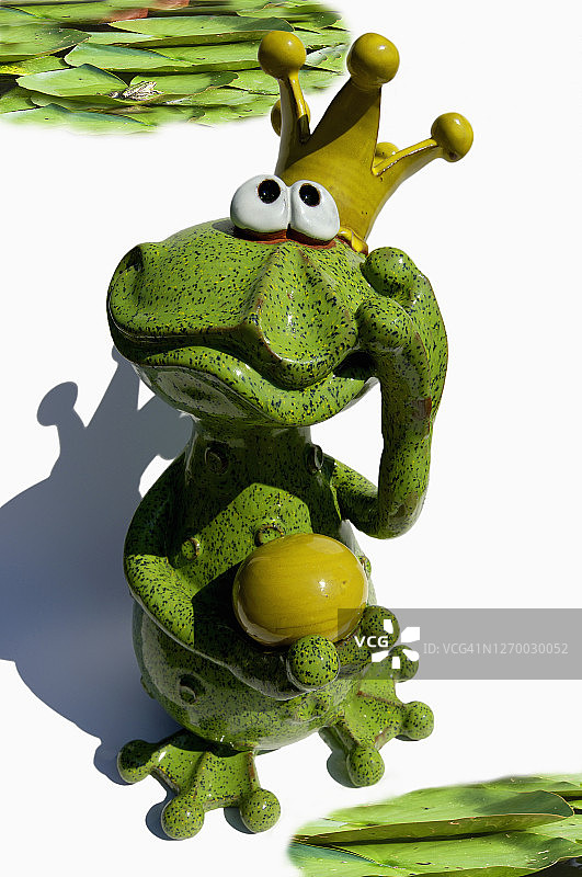 陶瓷青蛙国王图片素材