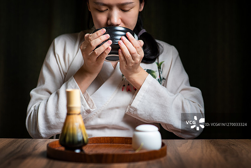 用碗喝茶的女人图片素材
