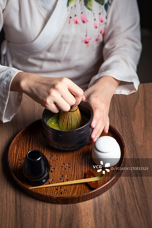 女子用抹茶粉和传统茶道配件制作抹茶图片素材