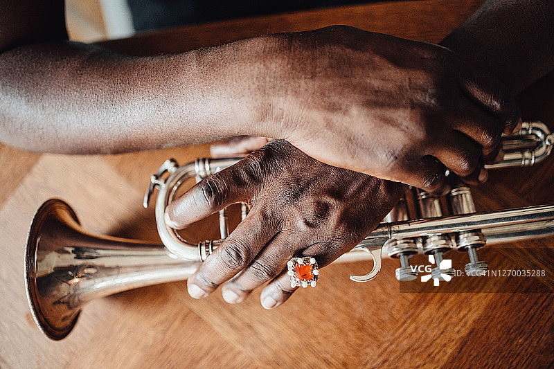 小号演奏者的手图片素材