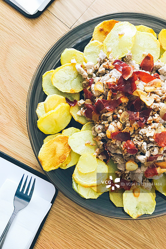 金枪鱼火腿炸薯条美食盘俯视图图片素材