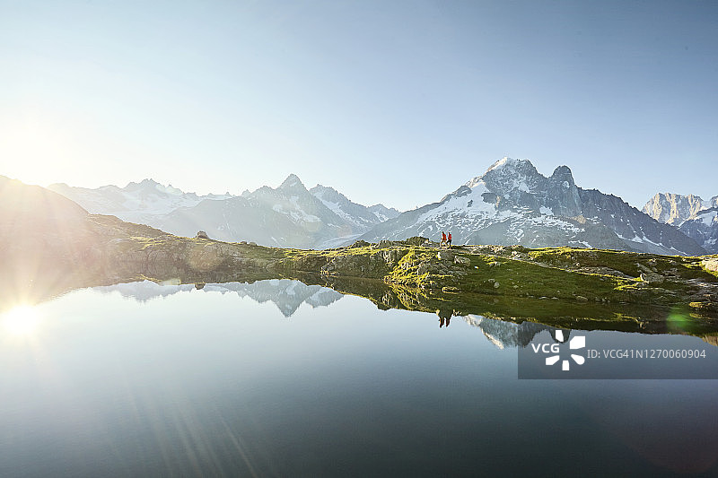 徒步者在霞慕尼勃朗峰湖的山脊线上行走图片素材