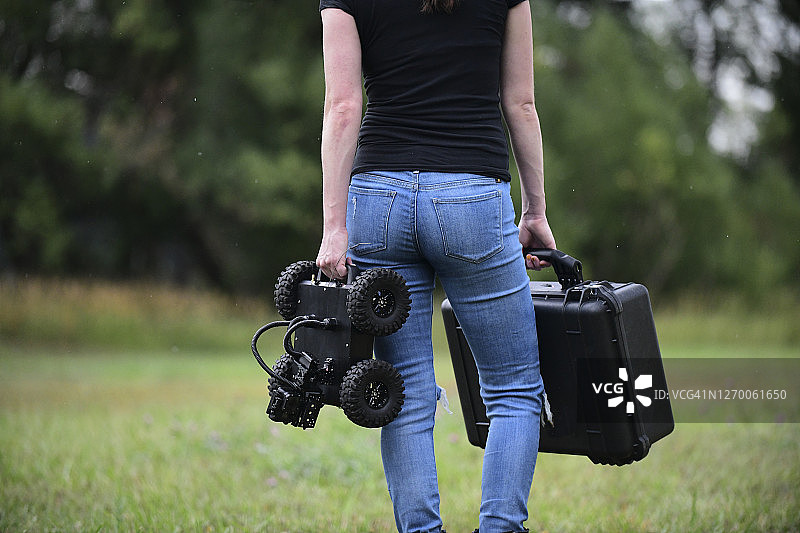 年轻女人携带机器人图片素材
