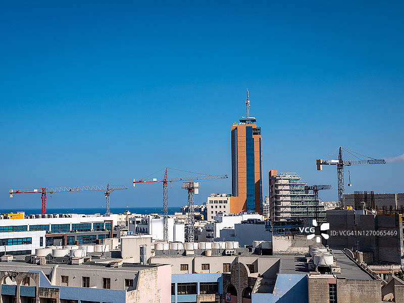 马耳他圣朱利安斯建筑起重机天际线图片素材