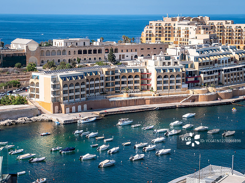 圣乔治湾（马耳他圣朱利安斯帕切维尔）海港水滨的公寓、酒店和船只图片素材