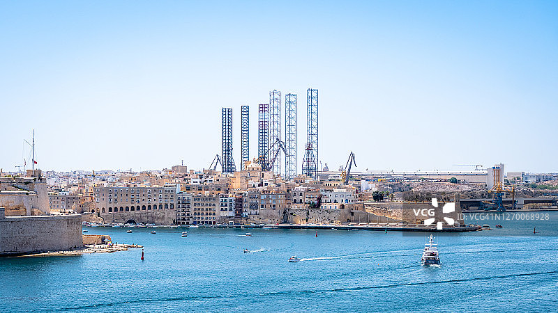 从马耳他大港眺望森格莱亚和比尔古，以及著名的圣安吉洛堡。瓦莱塔风景如画的城市风光和天际线。图片素材