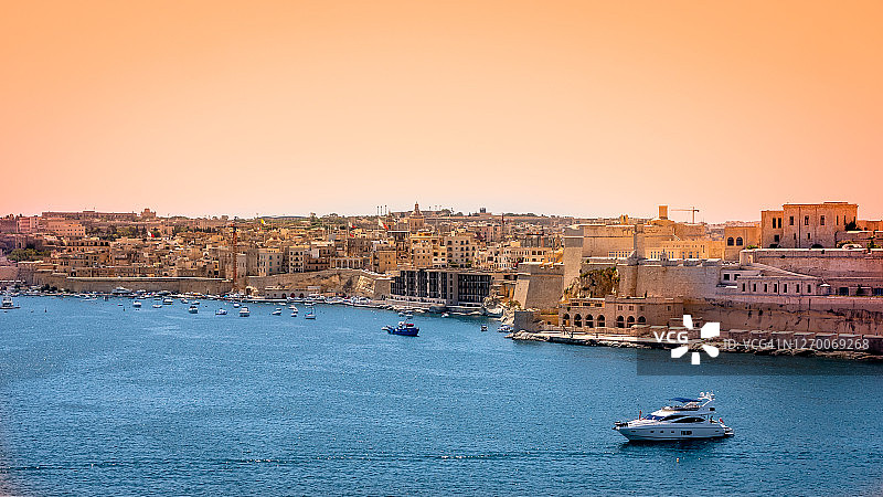 从马耳他大港眺望森格莱亚和比尔古，以及著名的圣安吉洛堡。瓦莱塔风景如画的城市风光和天际线。图片素材