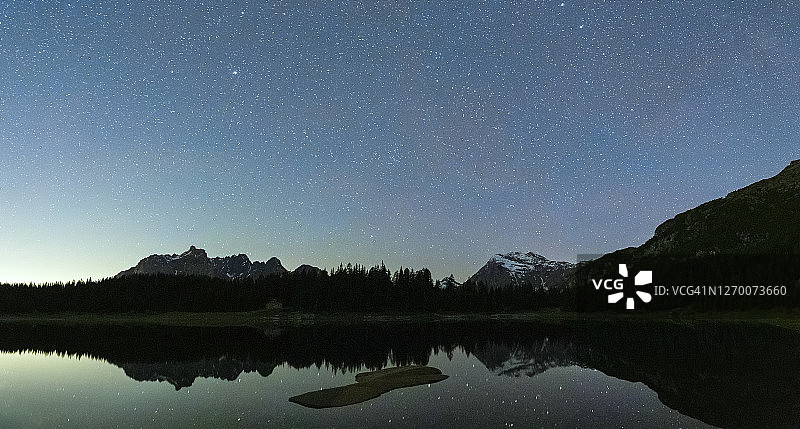 夜晚帕卢湖的 panoramic 全景图，星光倒映在水中图片素材