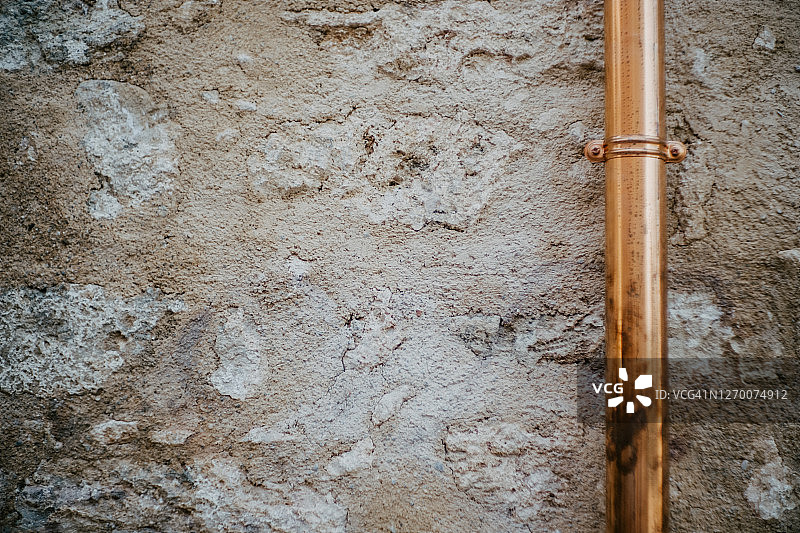 带有铜管的老旧砖墙图片素材
