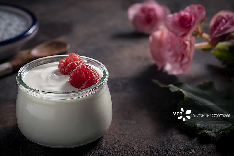 覆盆子酸奶罐与粉色秋海棠花图片素材
