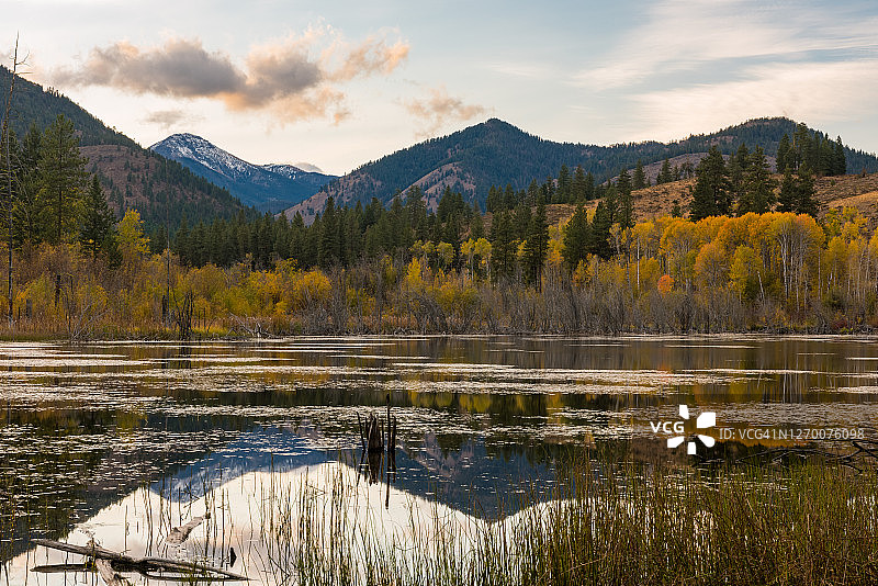 秋日傍晚的海狸池塘图片素材